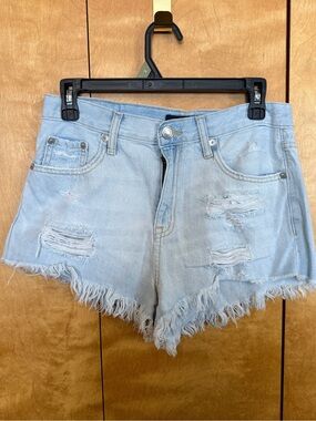 AERO High Rise Shorty Distressed Light Wash size 4